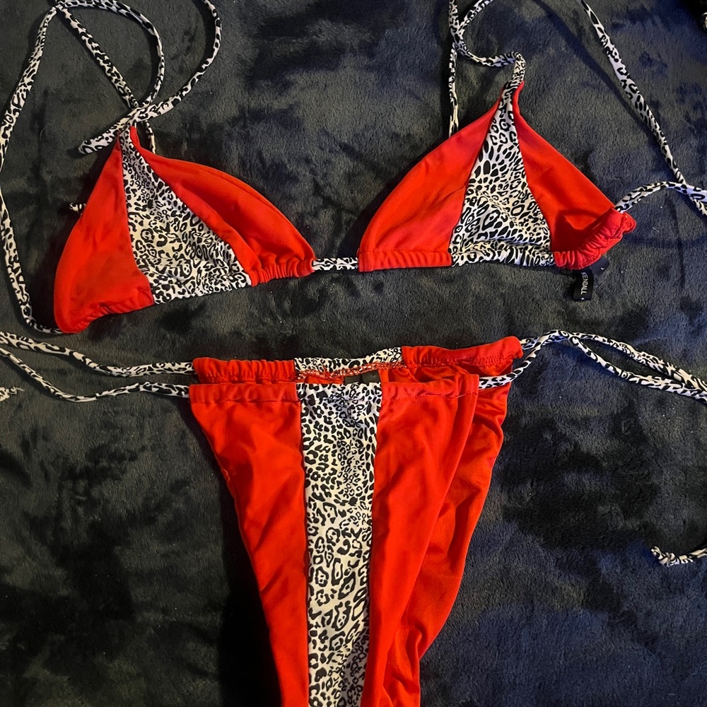 Kendall and Kylie bathing suit